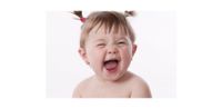 Freudiges Ohrlochstechen: Ein glückliches Kind mit Ohrsteckern, betont durch unsere einfühlsame Behandlung