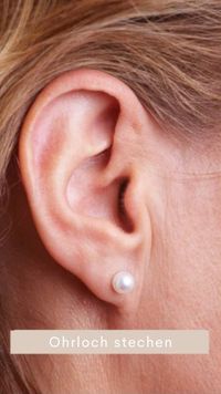 Stilvolles Ohrlochstechen: Ein Ohr mit neuem Ohrschmuck, inszeniert von unseren Fachkräften.